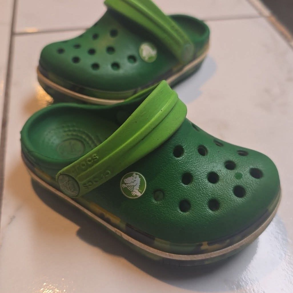 CROCS Green Sandals with Adjustable Strap and Ventilation